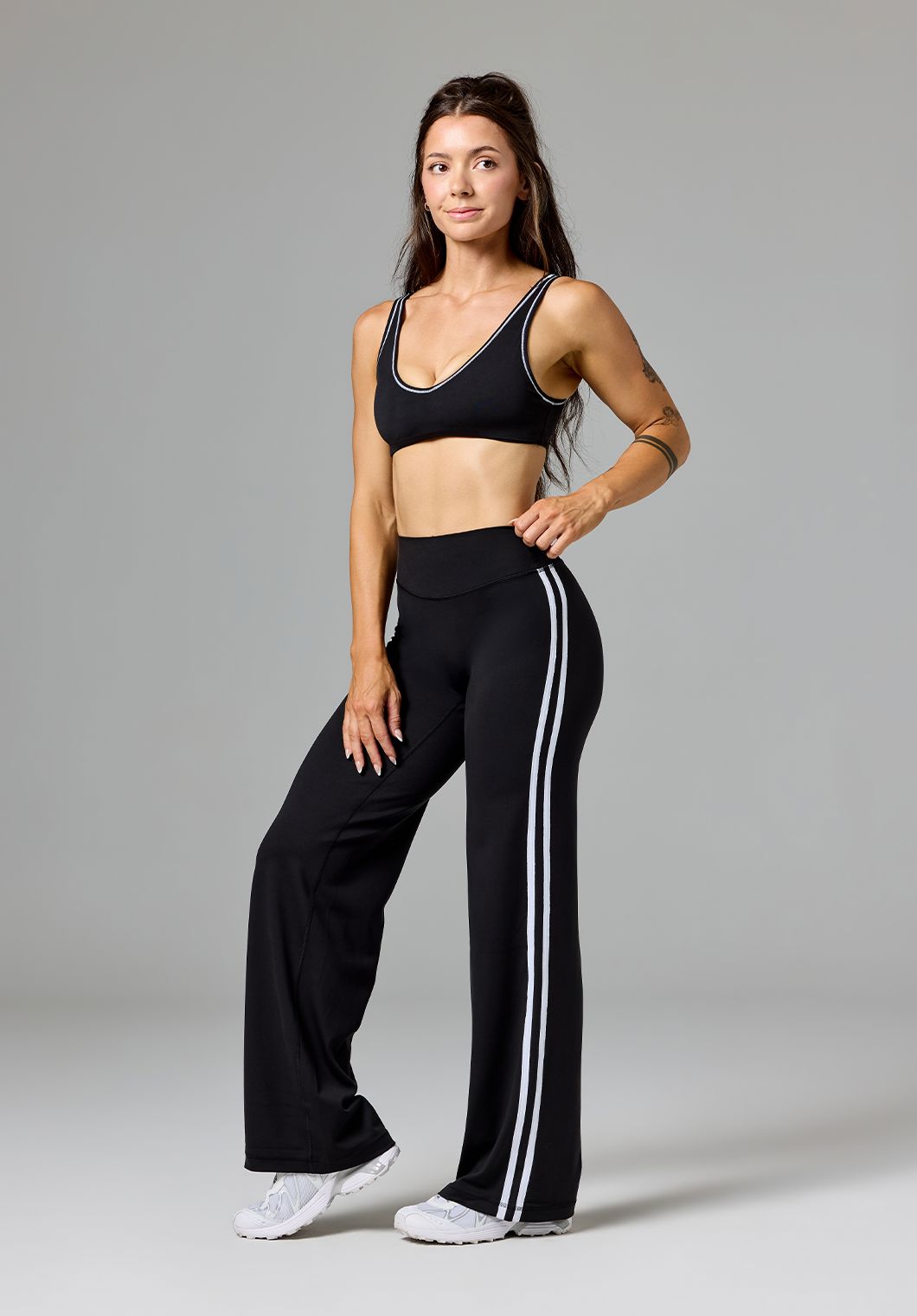 Reluna™ Contrast V-Neck Sports Bra Black